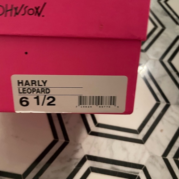 BETSY JOHNSON LEOPARD POM PUMPS - Picture 5 of 7